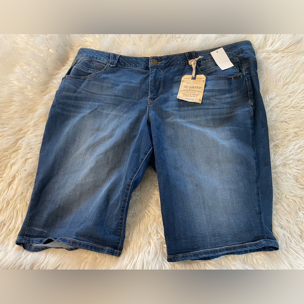 Democracy NWT Women’s “Ab”solution Curve Equality Stretch Denim Blue Shorts. 24W